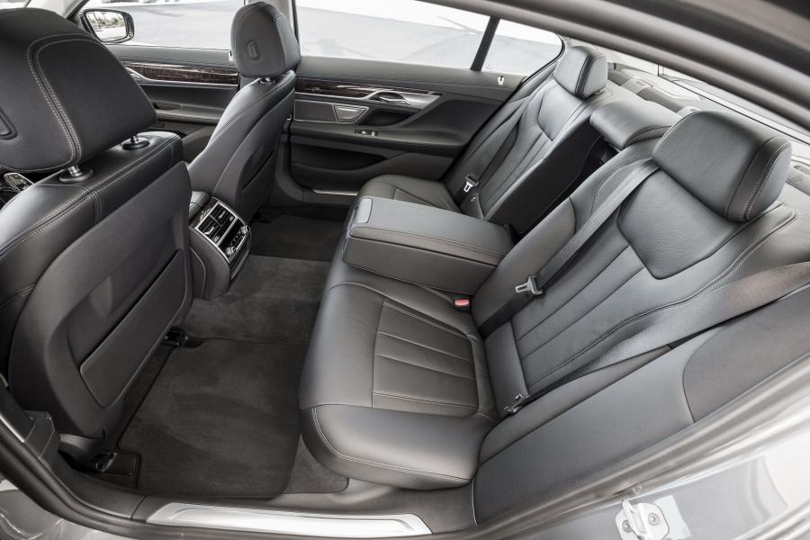 Интерьер BMW 740e iPerformance (G11) 2018 года  (NA) (фото 37 из 40)
